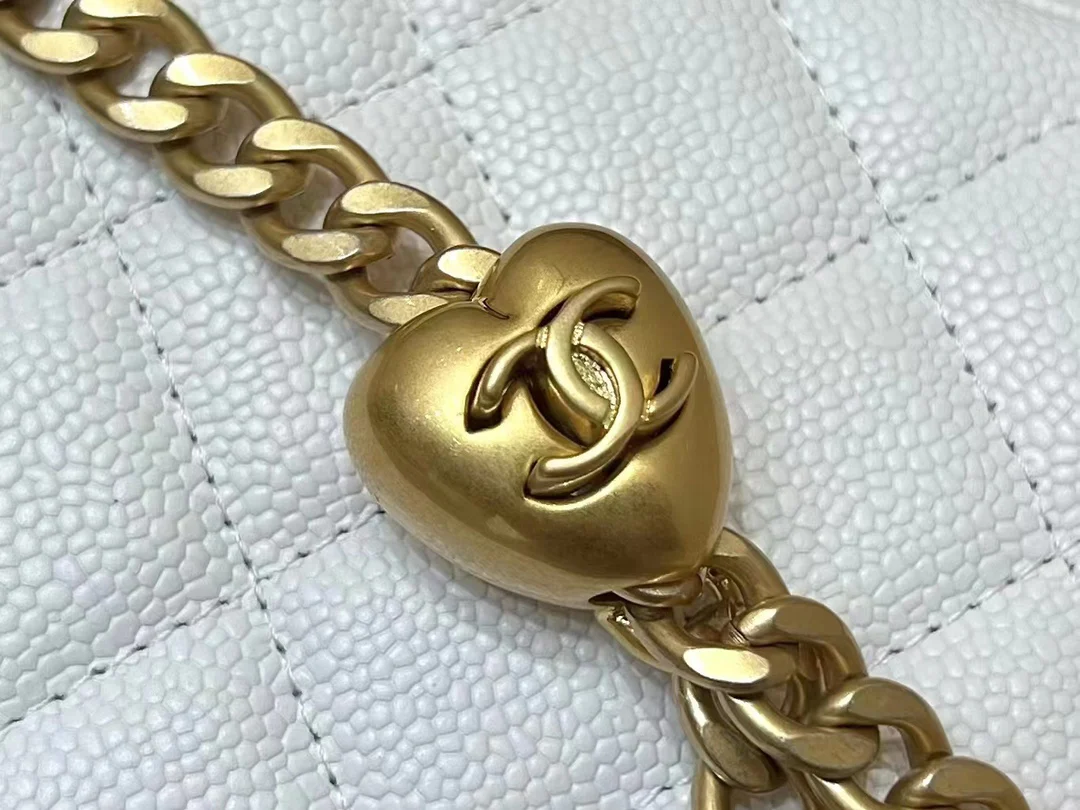 Новинка сезона весна/лето 2023 от Chanel - Длинная цепочка в форме шара - Белая