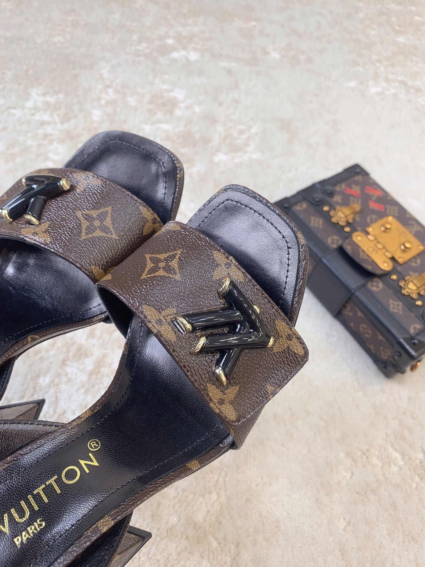 Новинка сезона весна/лето 2023 от LV - Босоножки на высоком каблуке - Черный монограммный узор