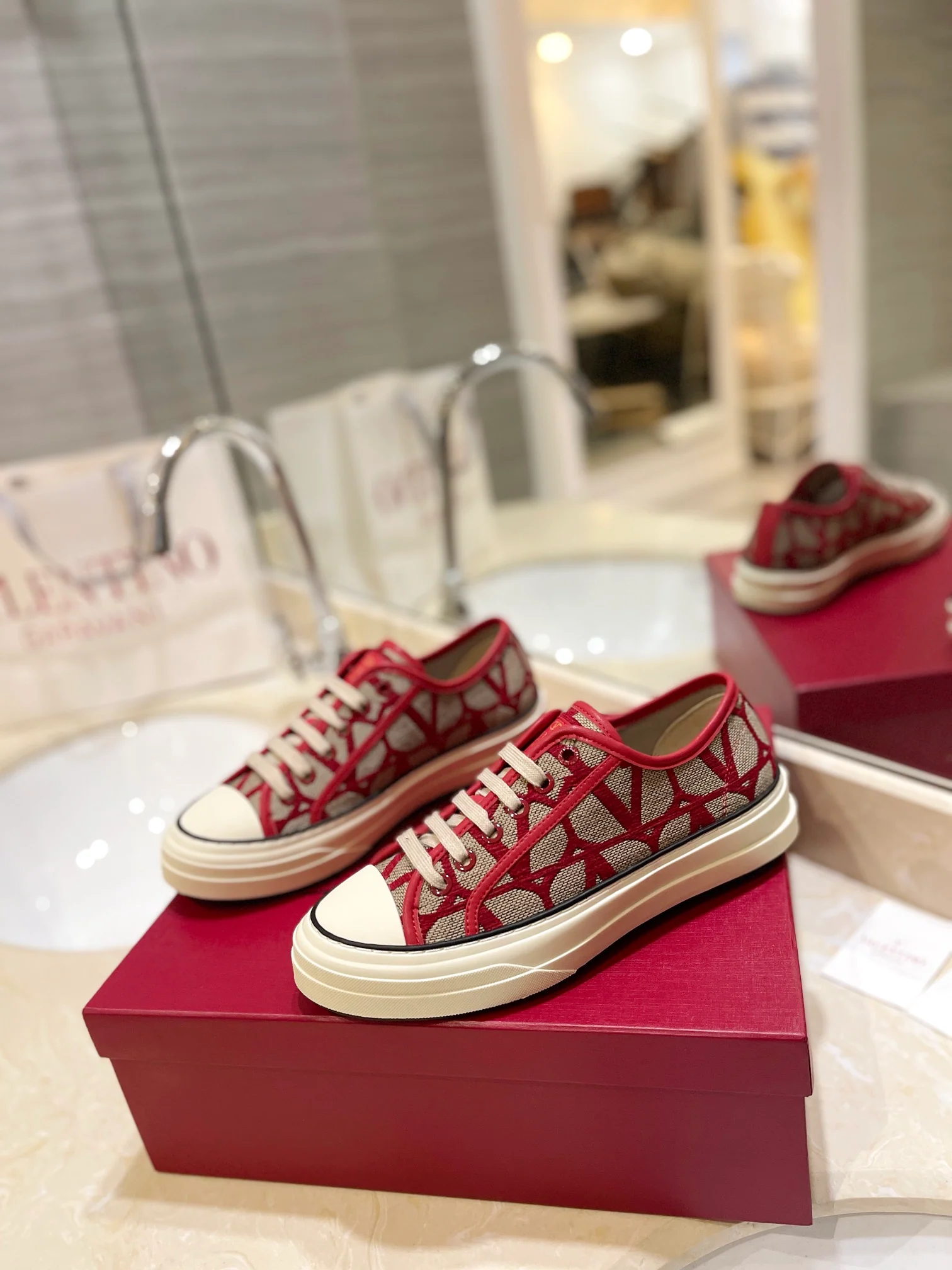 Низкие парусиновые кеды Valentino, повседневная обувь унисекс - красные