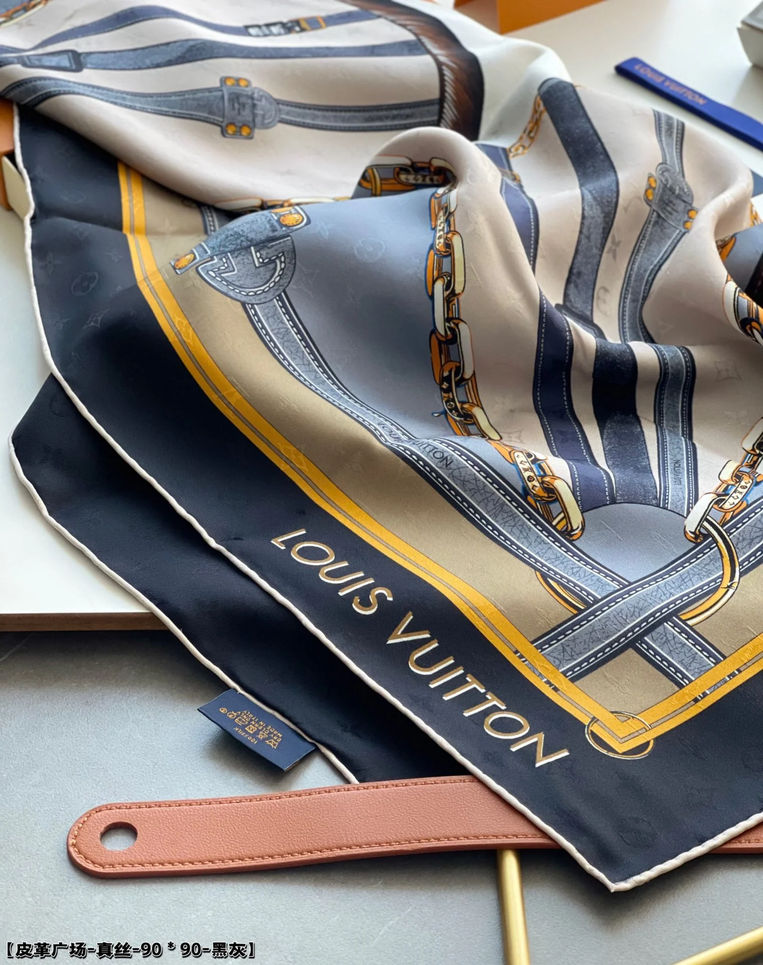 LV - Кожаный Plaza - Шелковый шарф