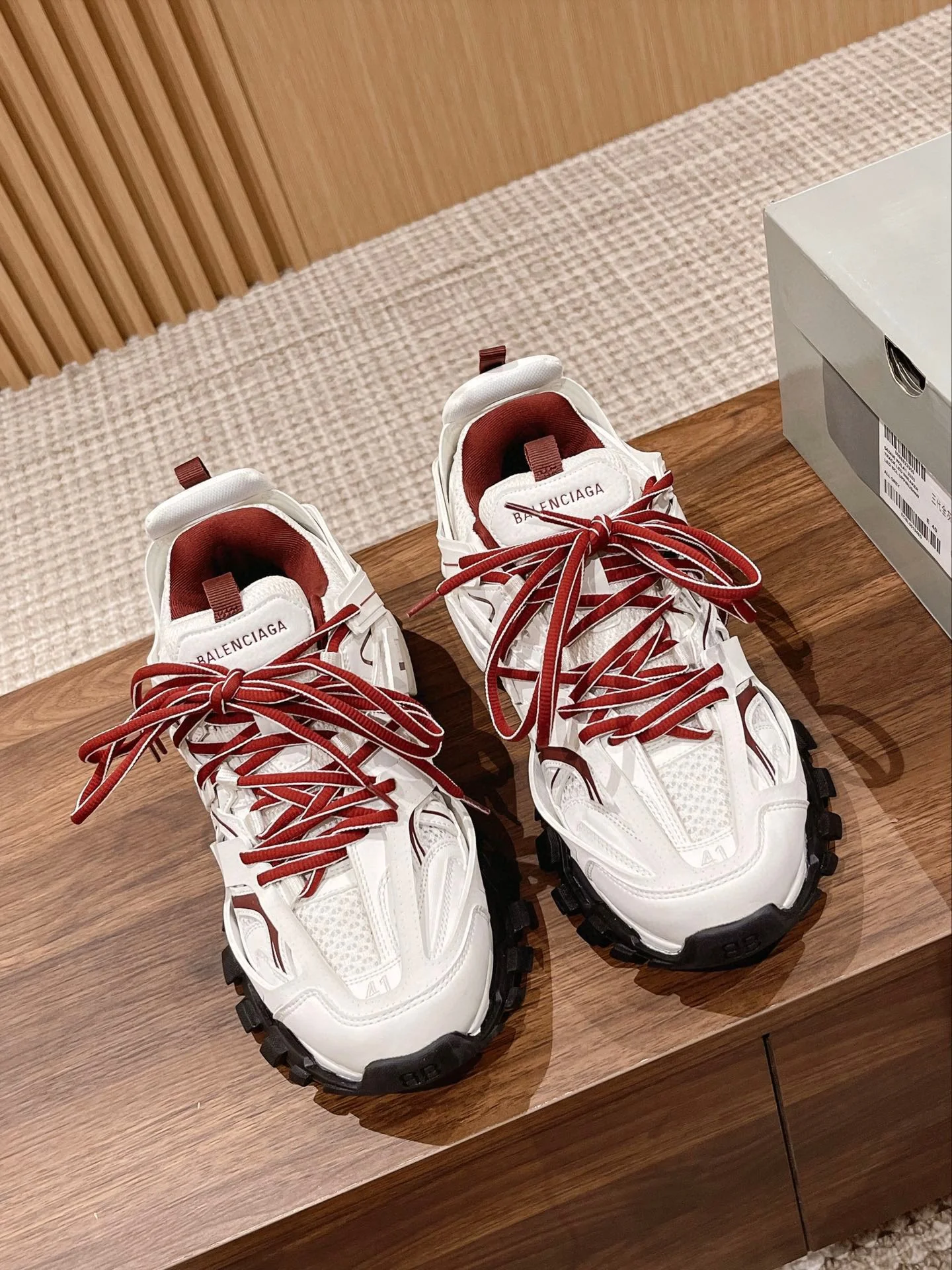 Кроссовки Balenciaga Track 3-0 (3-го поколения) Chunk - унисекс - белые с красными шнурками