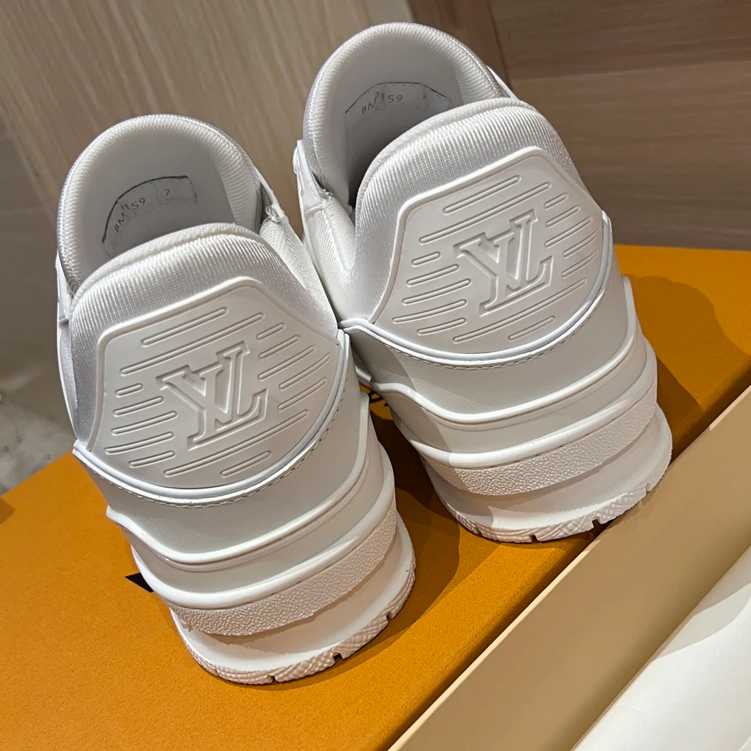 Повседневные кроссовки LV Trainer - белые с тиснением