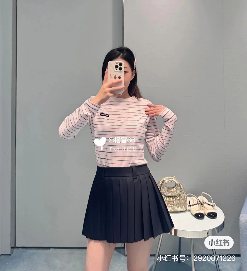 Miu Miu-2404 - Футболка с длинными рукавами в полоску с аппликацией контрастных цветов и вышитой этикеткой - Белая