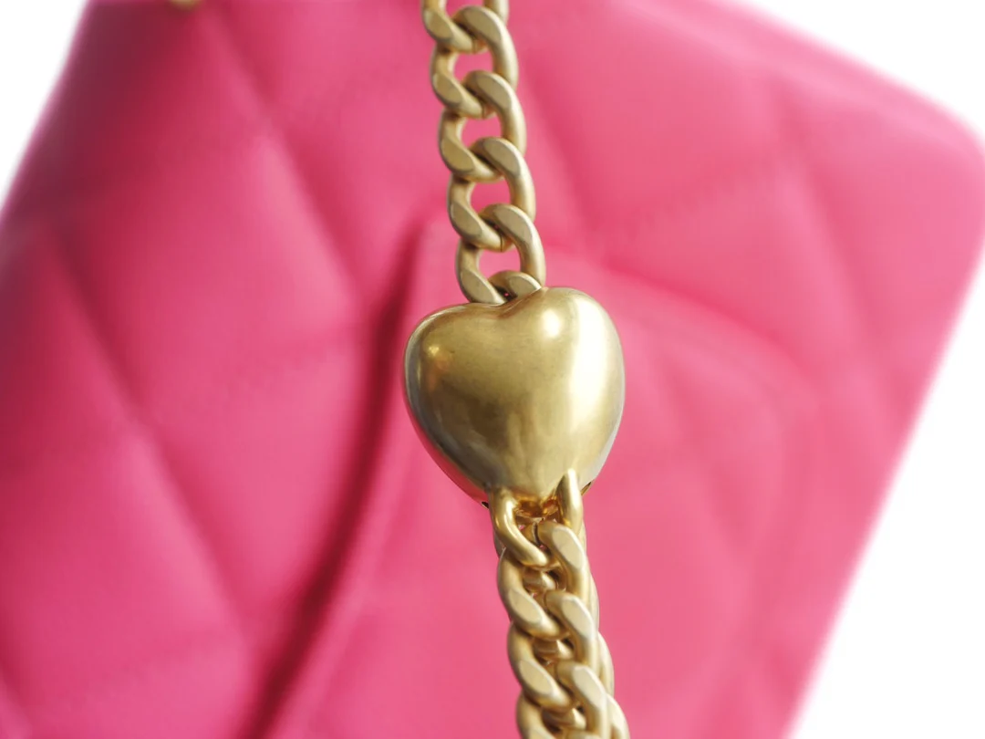 Новинка сезона весна/лето 2023 от Chanel - Сумка на цепочке в форме сердца - Сумка CF - Персиково-розовая - Мини