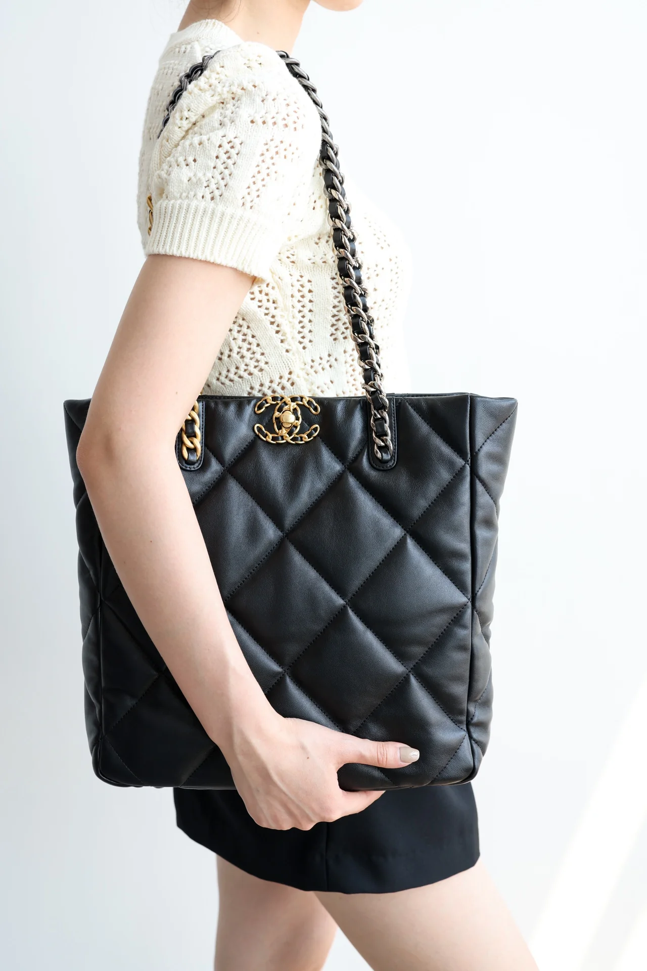 Новинка сезона осень/зима 2022 от Chanel - сумка-шоппер из 19 сумок - черно-золотая.