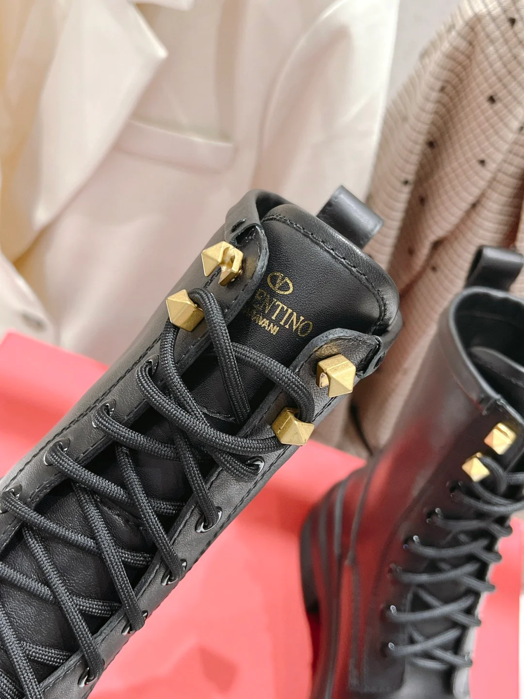 Ботинки Valentino на шнуровке до середины икры в стиле милитари - черные