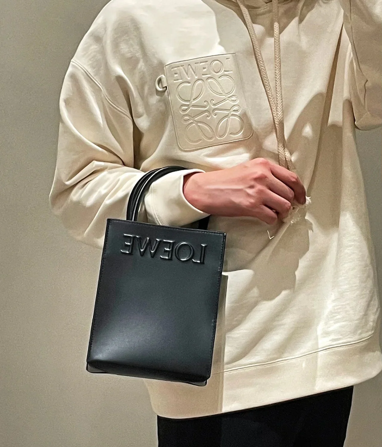 Сумка-тоут Loewe Standard A5 — гладкая телячья кожа — маленькая — черная