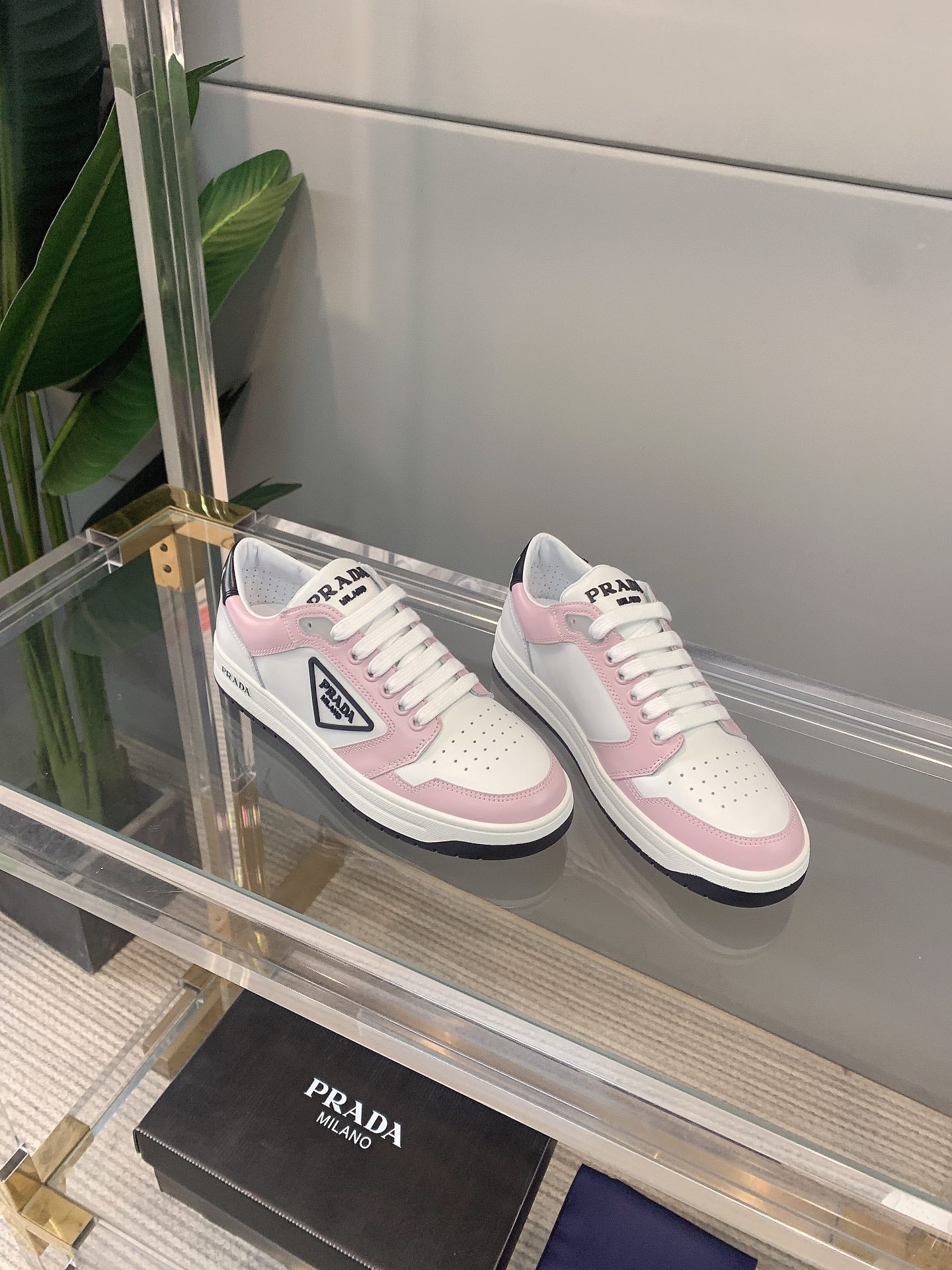 Белые кроссовки Prada, повседневная обувь - 1