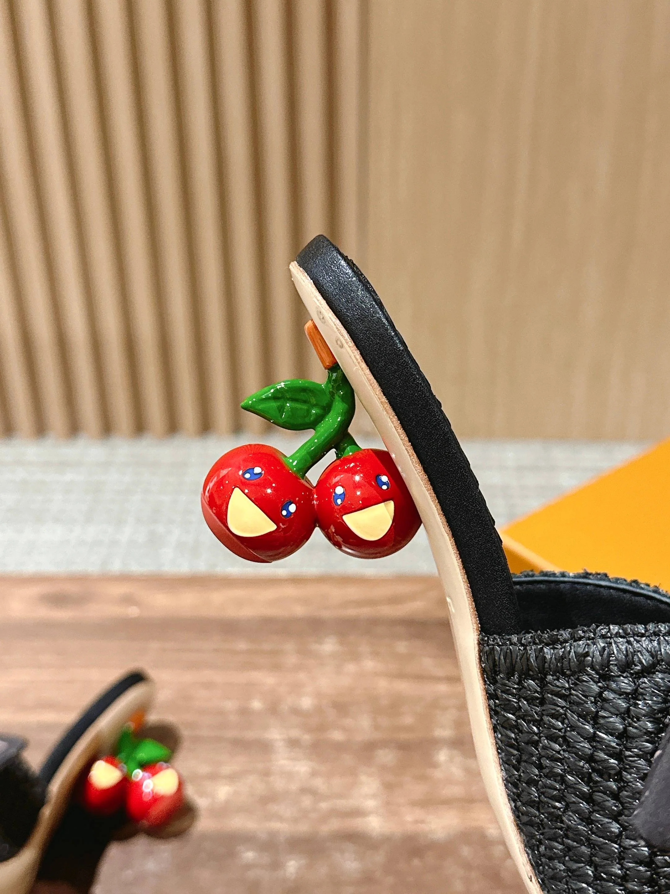 LV - Соломенные сандалии на низком каблуке с бантом - Черные