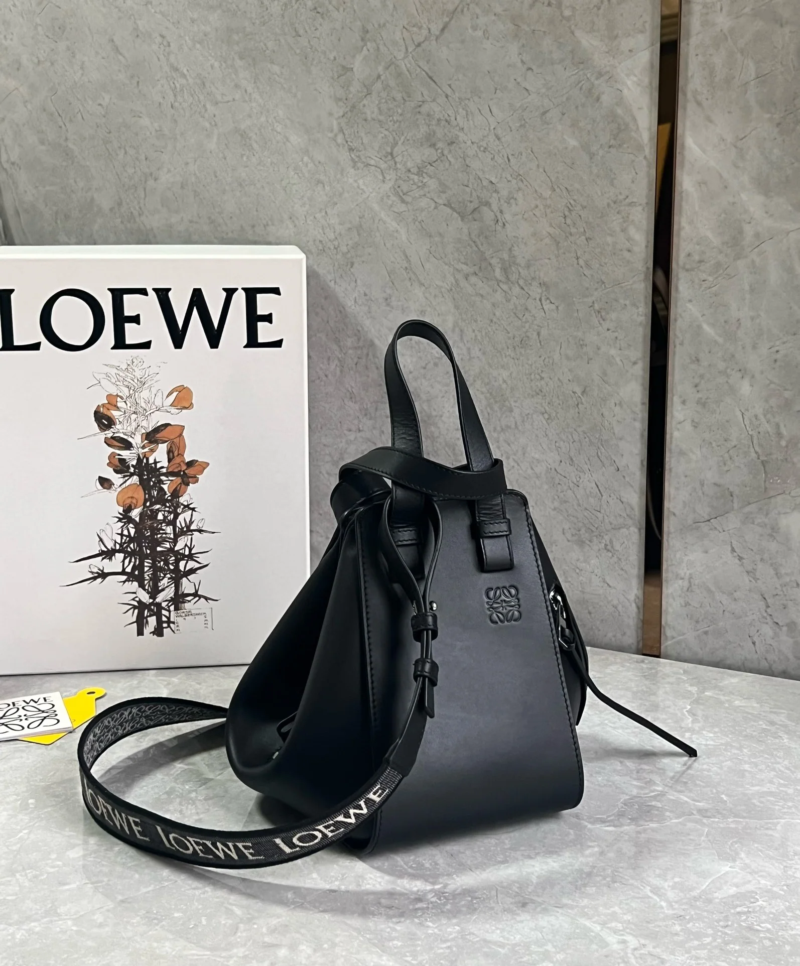 Сумка-гамак Loewe из монохромной эмалированной атласной коллекции - черная