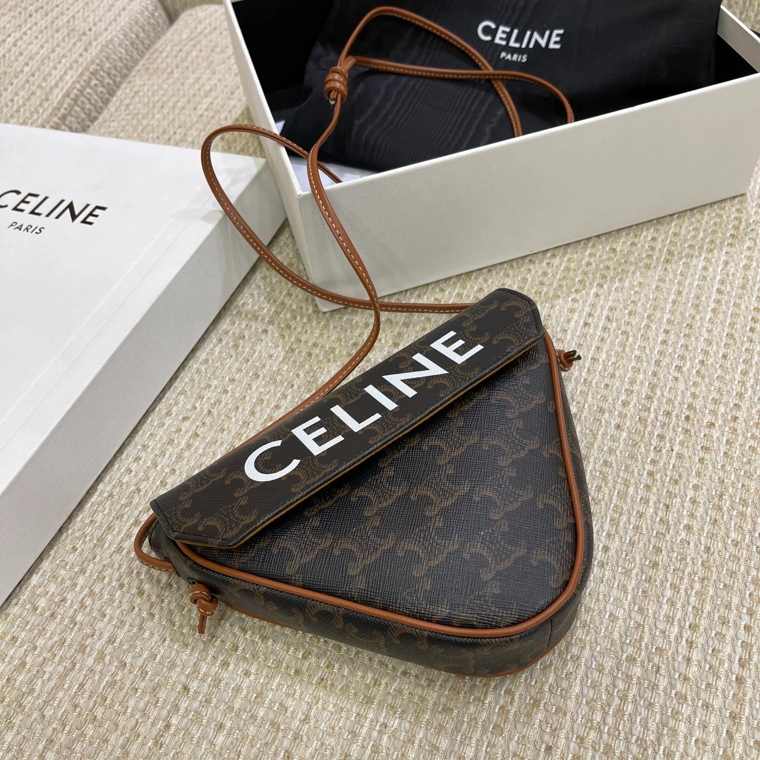 Треугольная сумка с монограммой Celine Arc de Triomphe