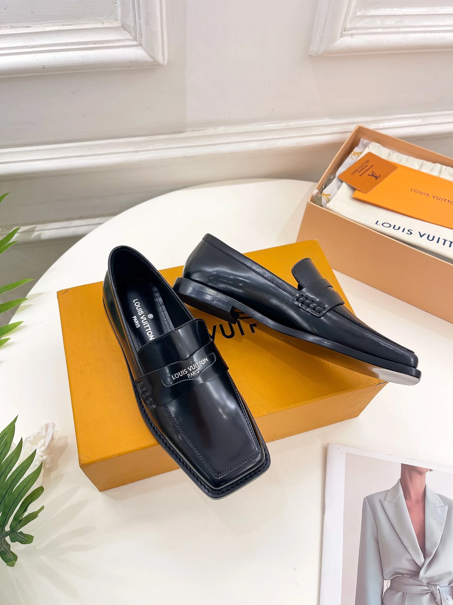 Новинка весны 2023 года от LV — кожаные туфли с квадратным носком.