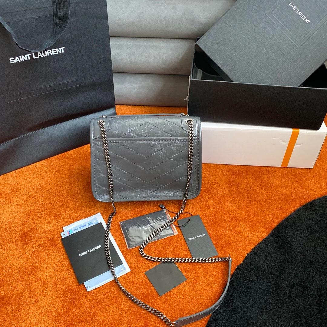 Сумка-мессенджер YSL Niki темно-серого цвета с серебряной цепочкой, из натуральной коровьей кожи, 22 см.