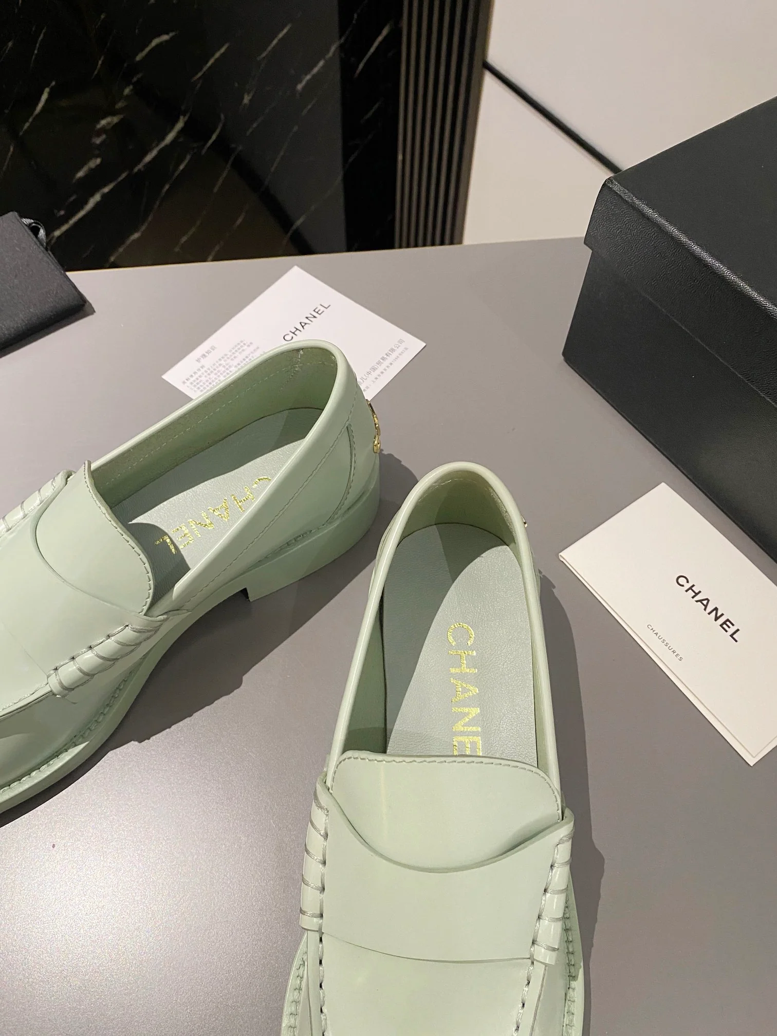 Новинка осенней коллекции Chanel 2023 — Лоферы — Светло-зеленые