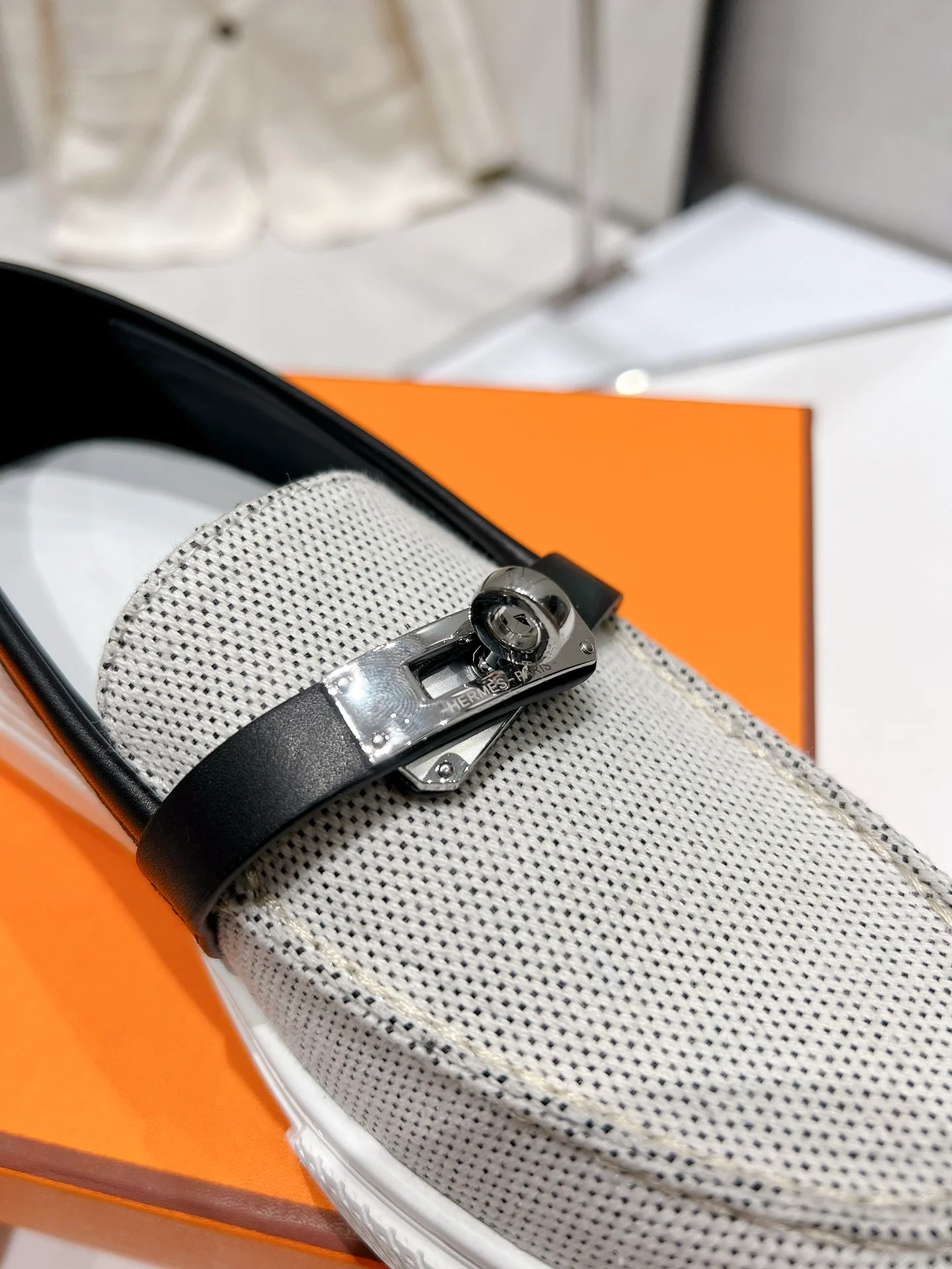 Новинка 2022 года: белые повседневные кроссовки Hermes Kelly Buckle.