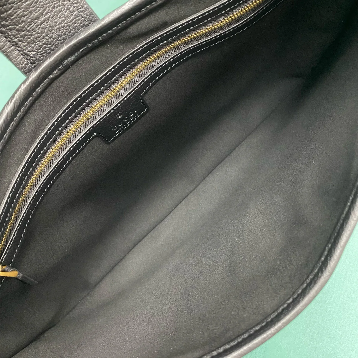 Весенняя коллекция Gucci 2023 — Сумка через плечо ?Полумесяц? — Черная