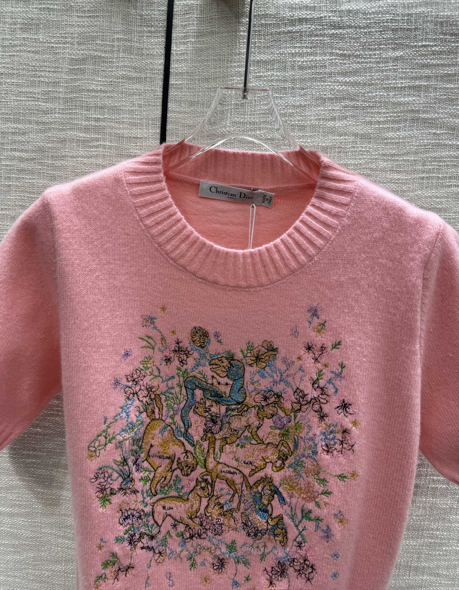 Dior - Коллекция ?Ранняя весна?, модель 2403-24, трикотажное платье с коротким рукавом и плотной вышивкой - розовое.