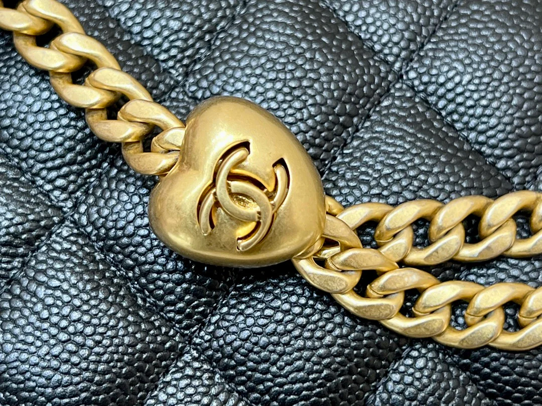 Новинка сезона весна/лето 2023 от Chanel - Регулируемая длинная сумка-бокс в форме сердца - 17 см - Черная