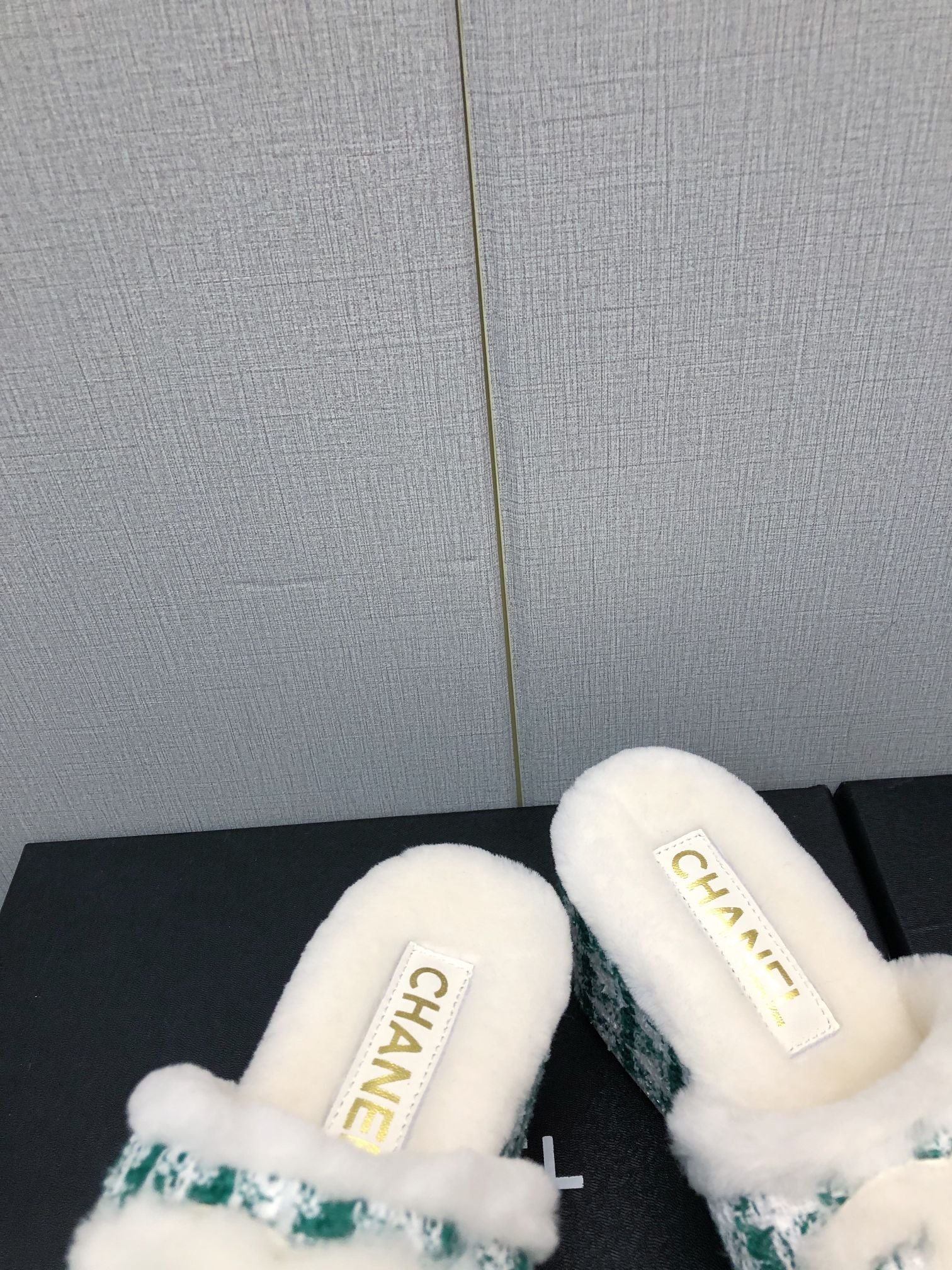 Новинка сезона осень/зима 2023 от Chanel - шерстяные сандалии в клетку - зеленые.