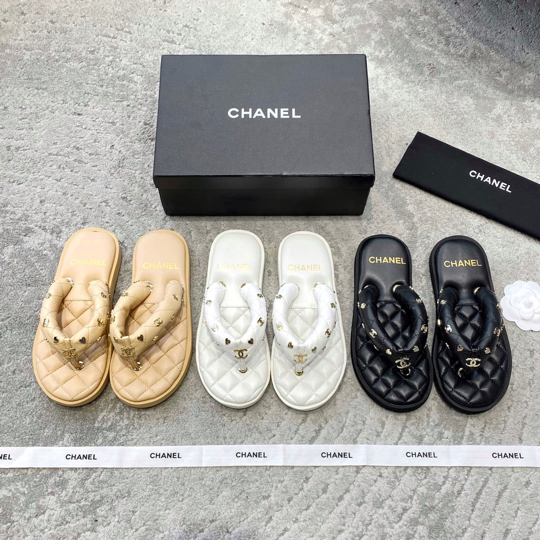 Новинка сезона весна/лето 2023 от Chanel — черные шлепанцы.