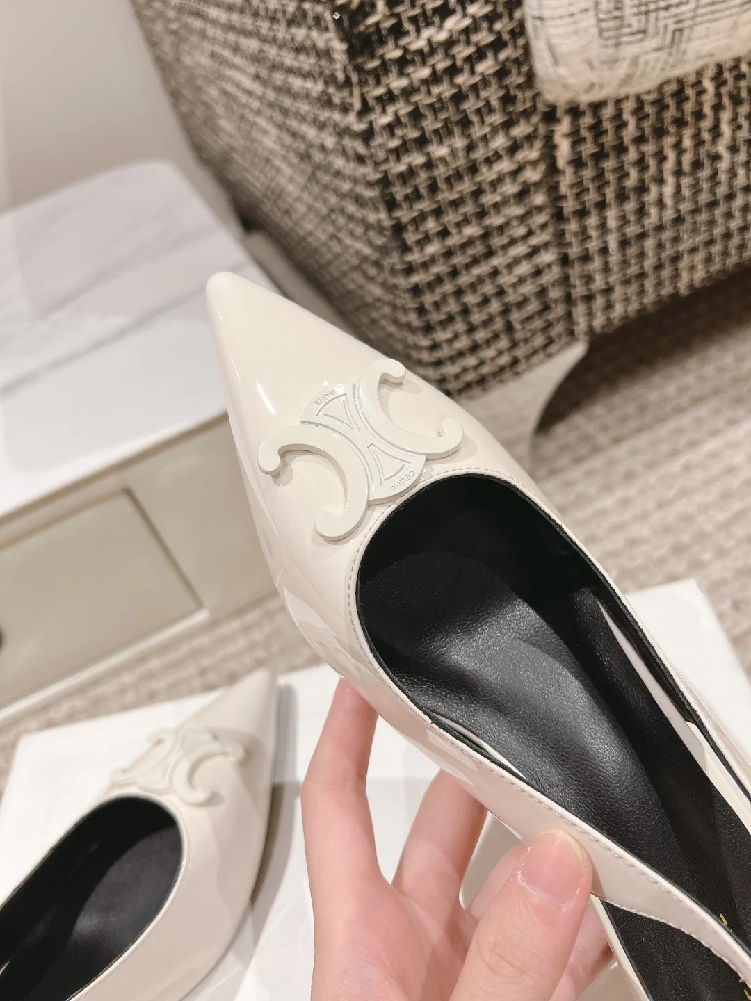 Босоножки Celine на тонком каблуке с острым носком - белые