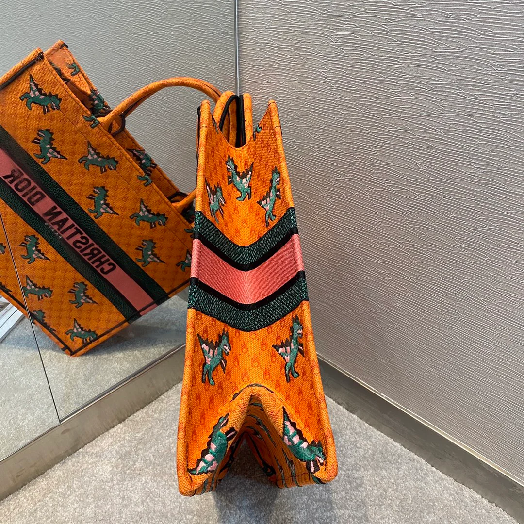 Сумка-тоут Dior Book, большая (41-5 см), с маленьким динозавром.