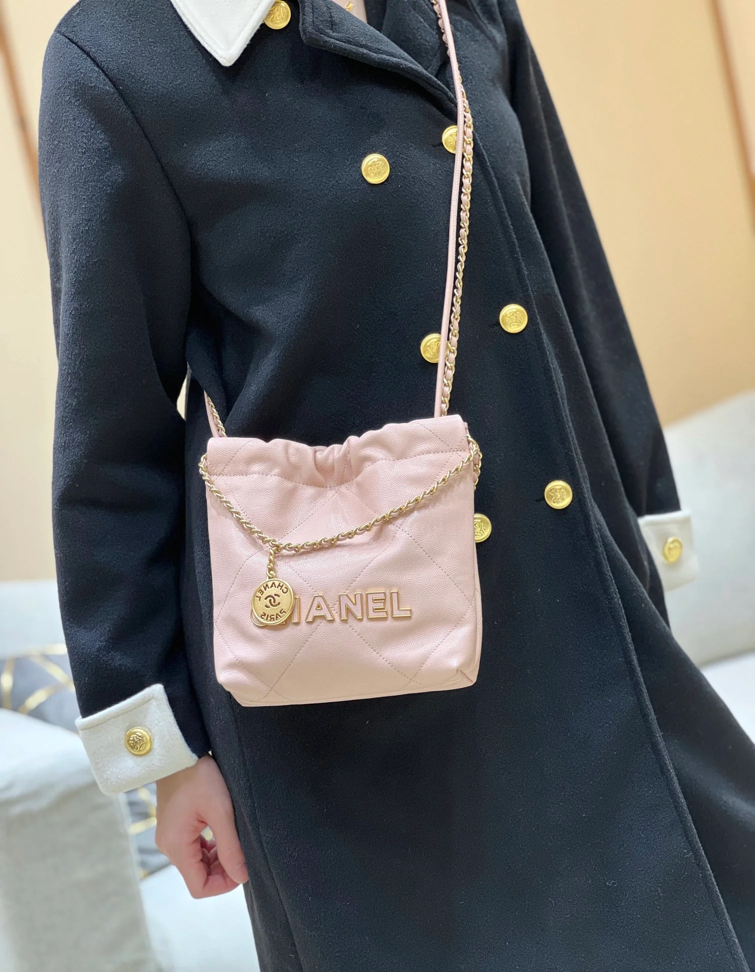 Мини-сумка Chanel Mini 22, лимитированная серия, мусорный мешок - розовый.