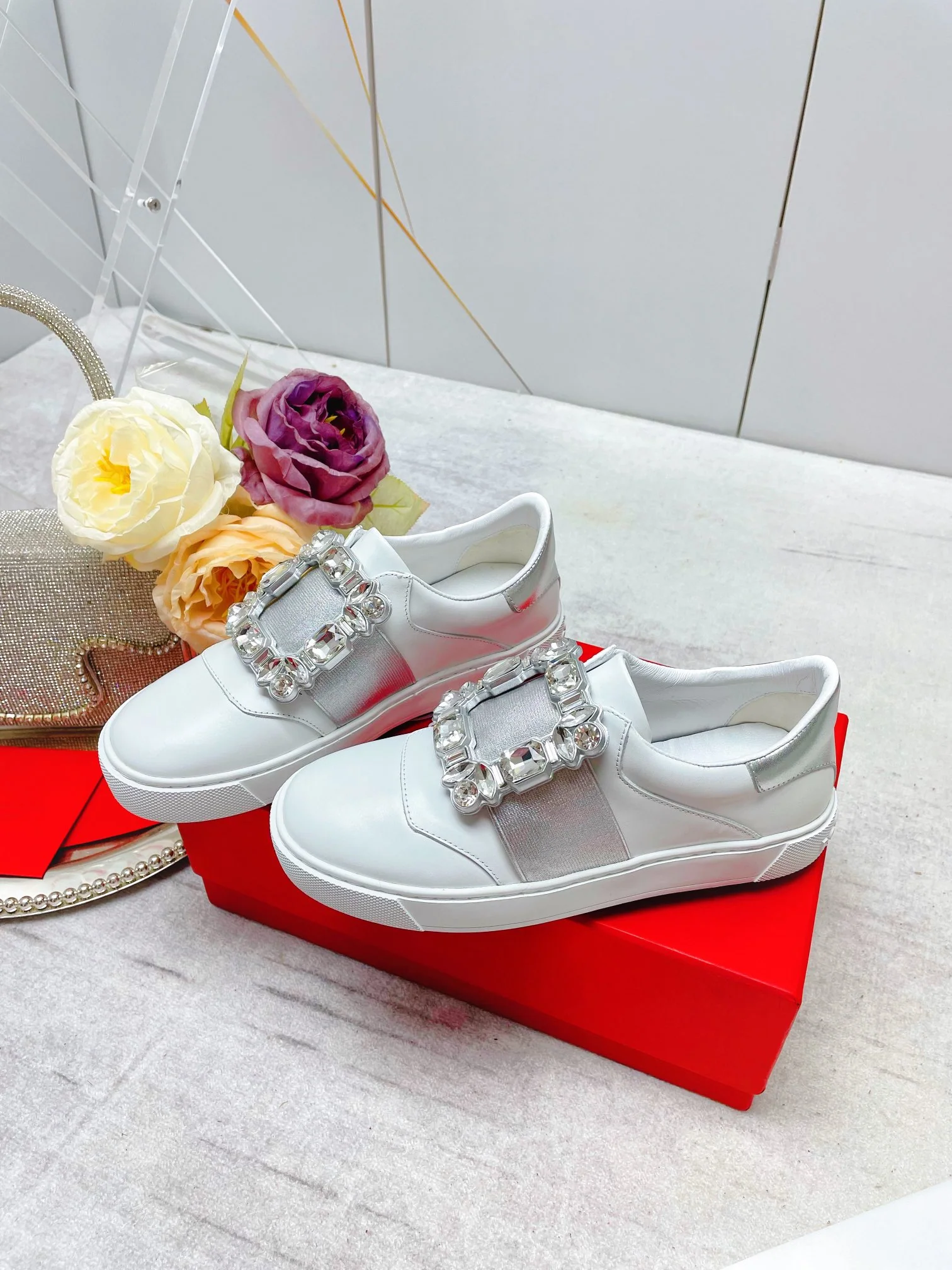 Обувь RV - Новинка весны/лета 2023 - Кожаные кроссовки с пряжкой и стразами / Белые кроссовки