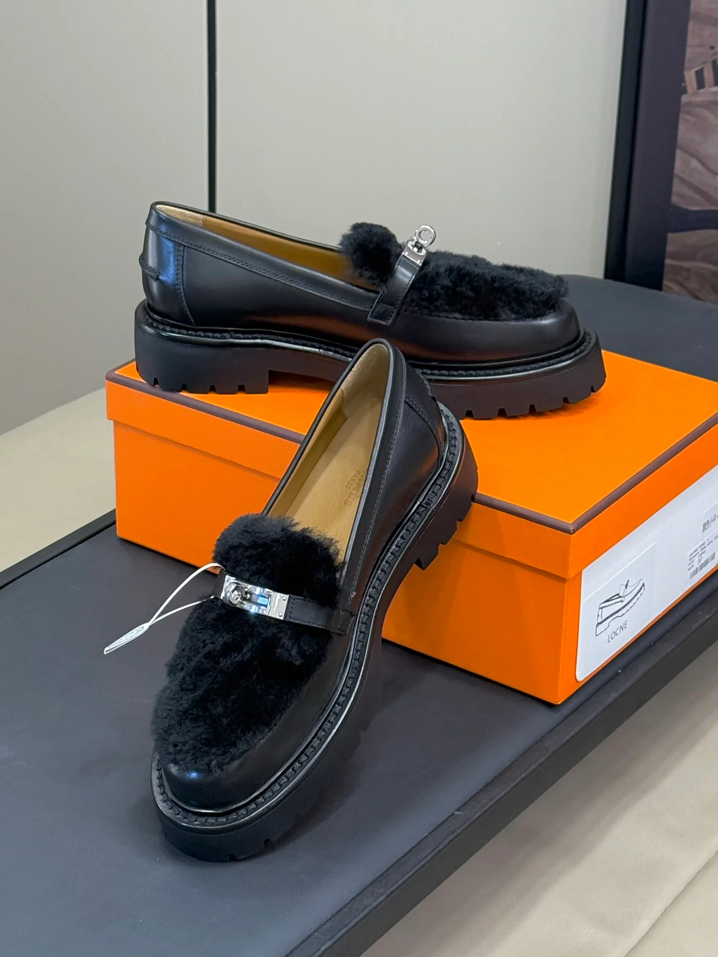 Меховые лоферы Hermes 2024 - черные