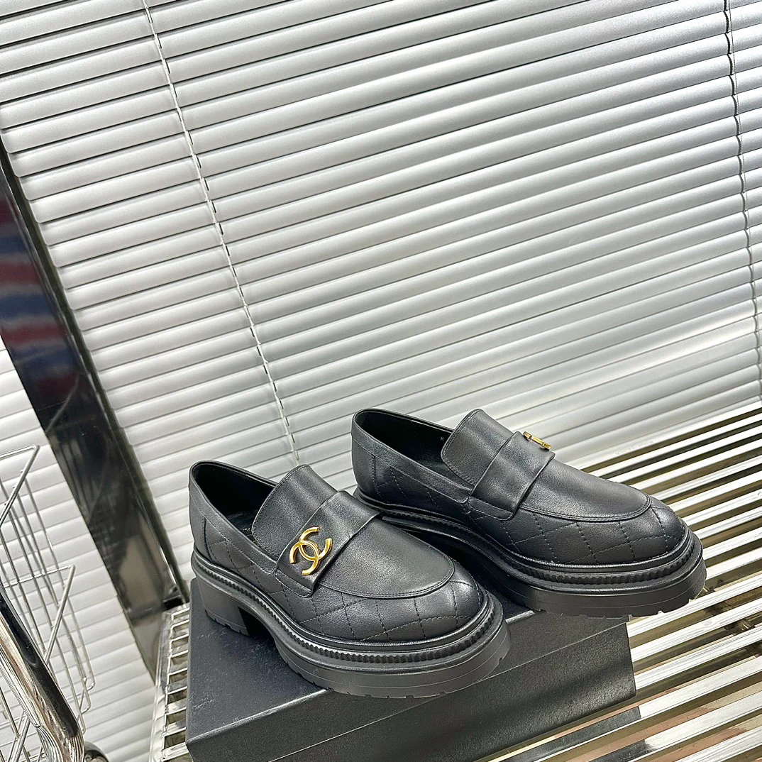 Новинка сезона осень/зима 2023 от Chanel — лоферы на платформе.