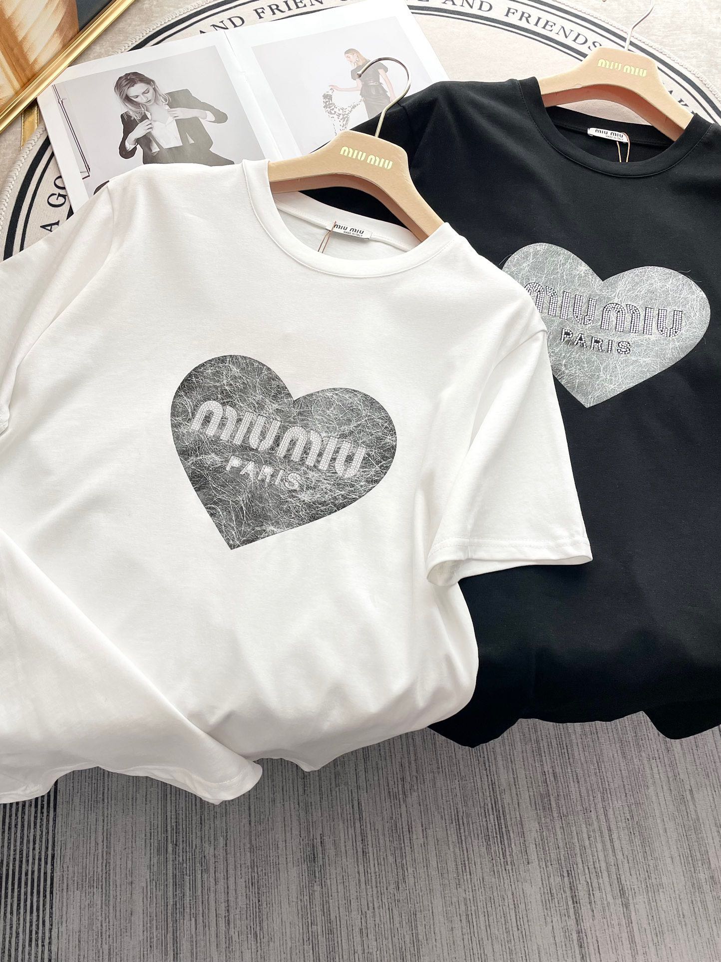 Miu Miu-2404 Хлопковая футболка с коротким рукавом и круглым вырезом в форме сердца, свободного кроя, белая