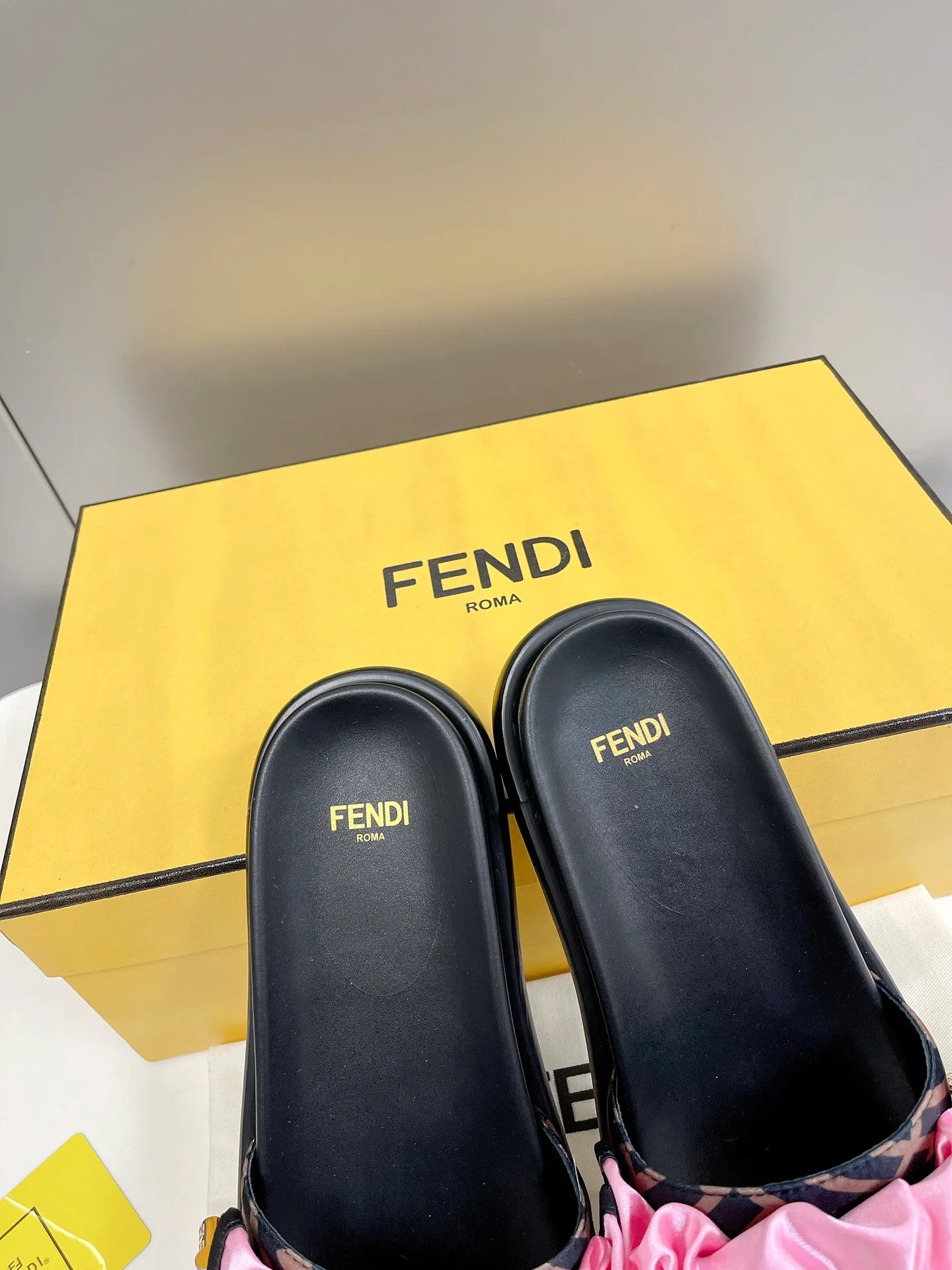 Fendi - Розовые тапочки