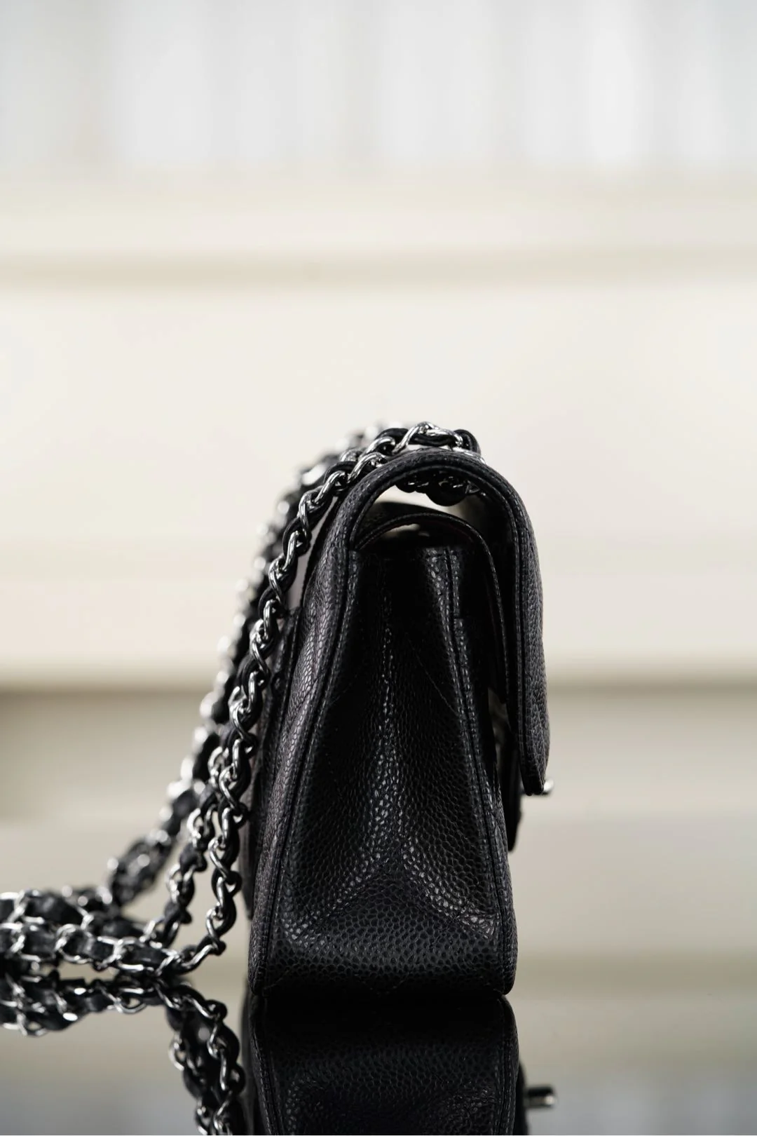 Сумка-гармошка Chanel 25b с двумя ручками в форме буквы С, черная с золотой пряжкой.