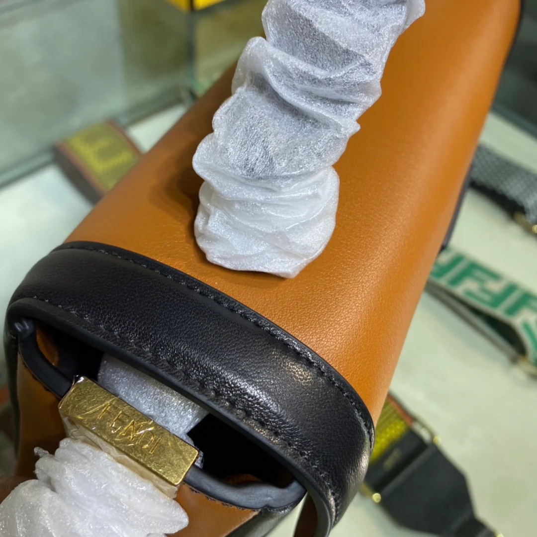 Сумка-багет Fendi Baguette — коричневая кожаная сумка средней длины с черной отделкой.