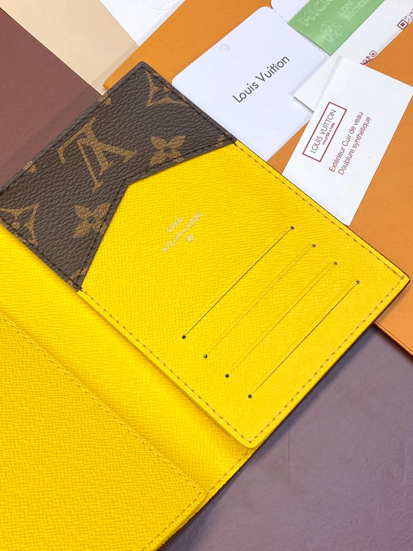 LV-m82867-Обложка для паспорта-Желтая