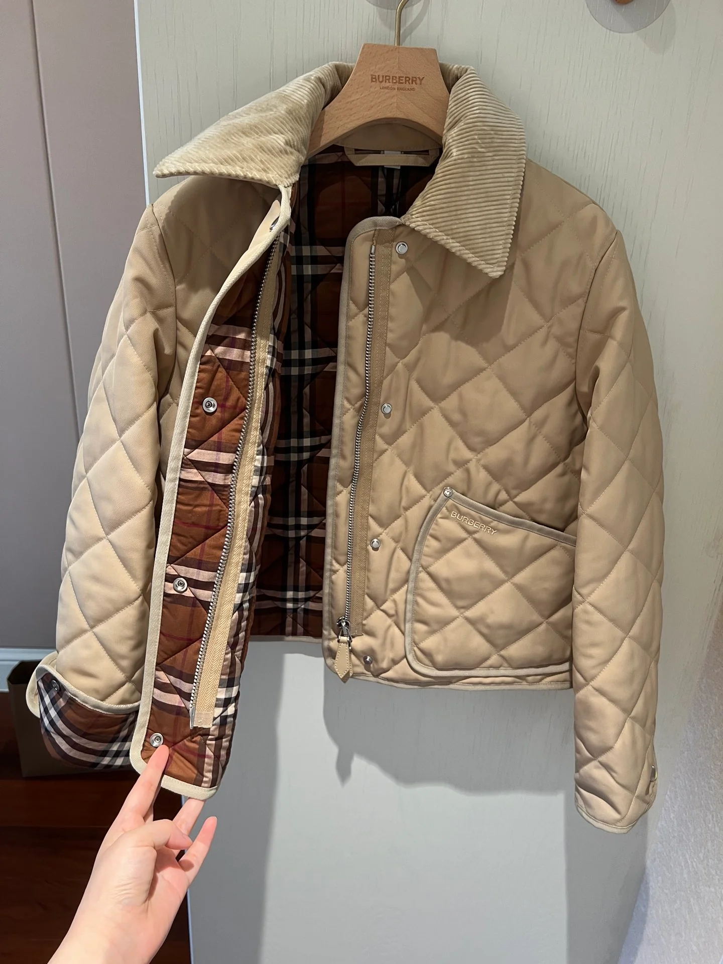 Пуховая куртка Burberry осень/зима - классический клетчатый узор с вельветовым воротником.