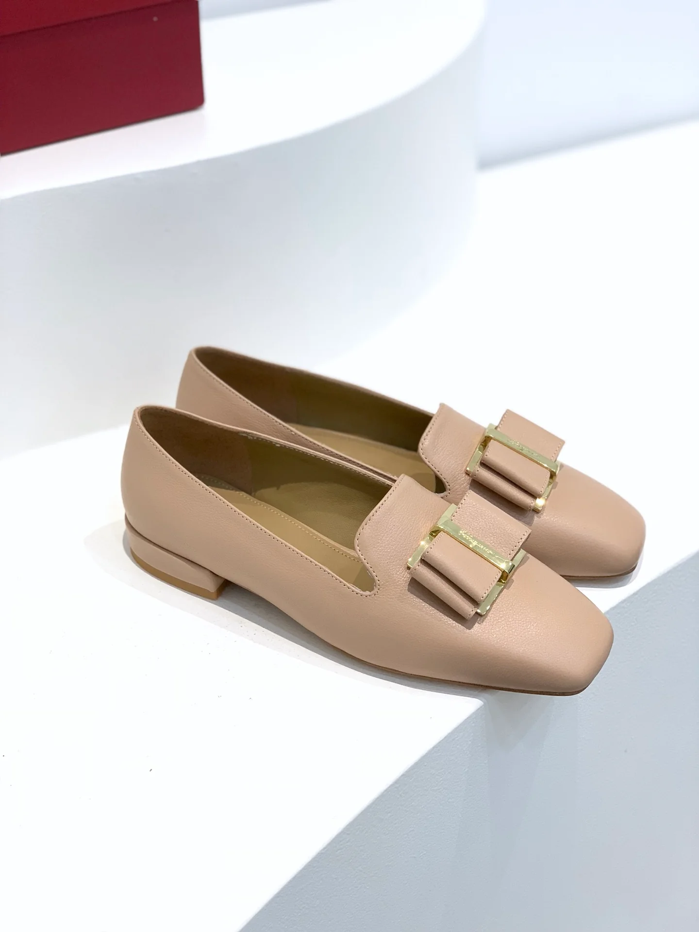 Туфли Salvatore Ferragamo - лоферы с квадратным носком - телесного цвета