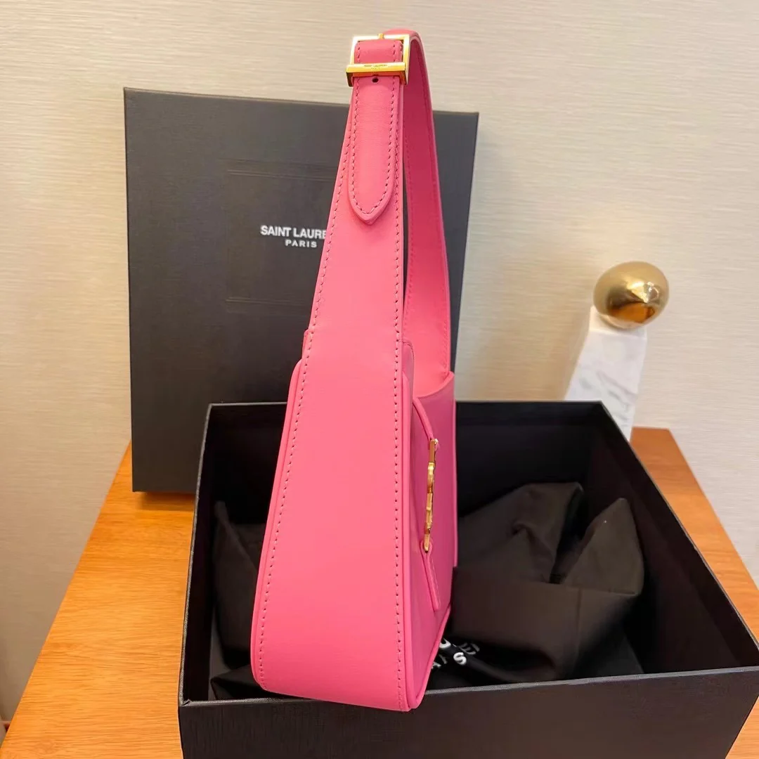 Коллекция YSL Весна/Лето 2022 - Сумка-седло - Фуксия с золотой фурнитурой - Однотонная кожа