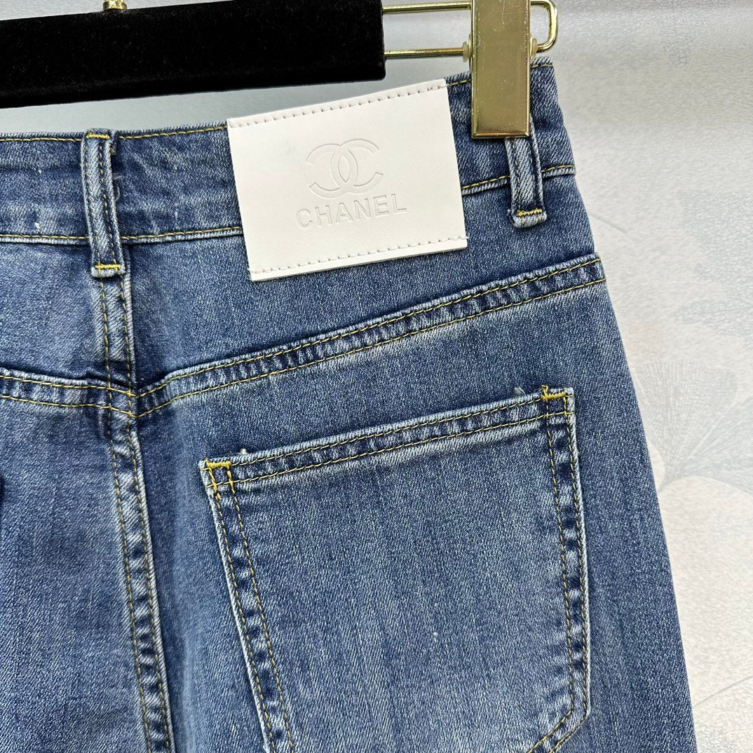 Chanel 2404 - Новая коллекция ранней весны: джинсы с высокой талией и широкими штанинами.