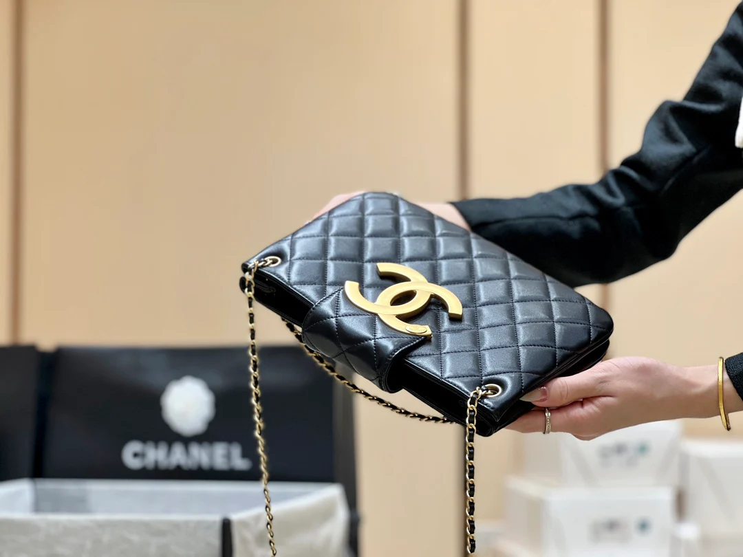 Новая коллекция Chanel ?Ранняя весна? — 24c — Большая ретро-сумка-шоппер с двойной буквой C — Черная