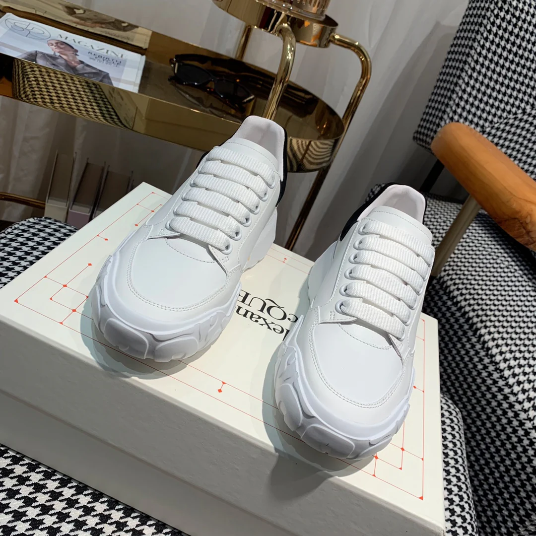 McQueen - Новые кроссовки - Black Tail