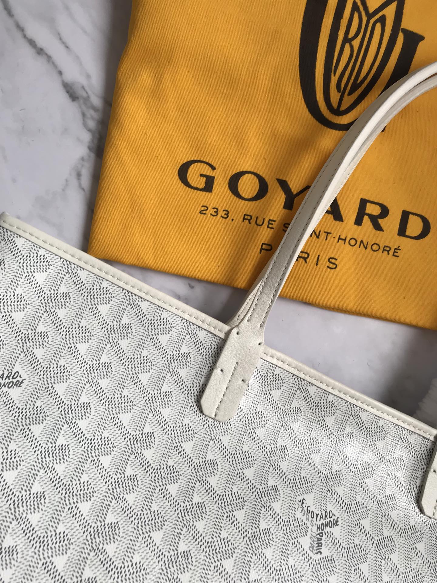Маленькая сумка-тоут Goyard на молнии - белая.