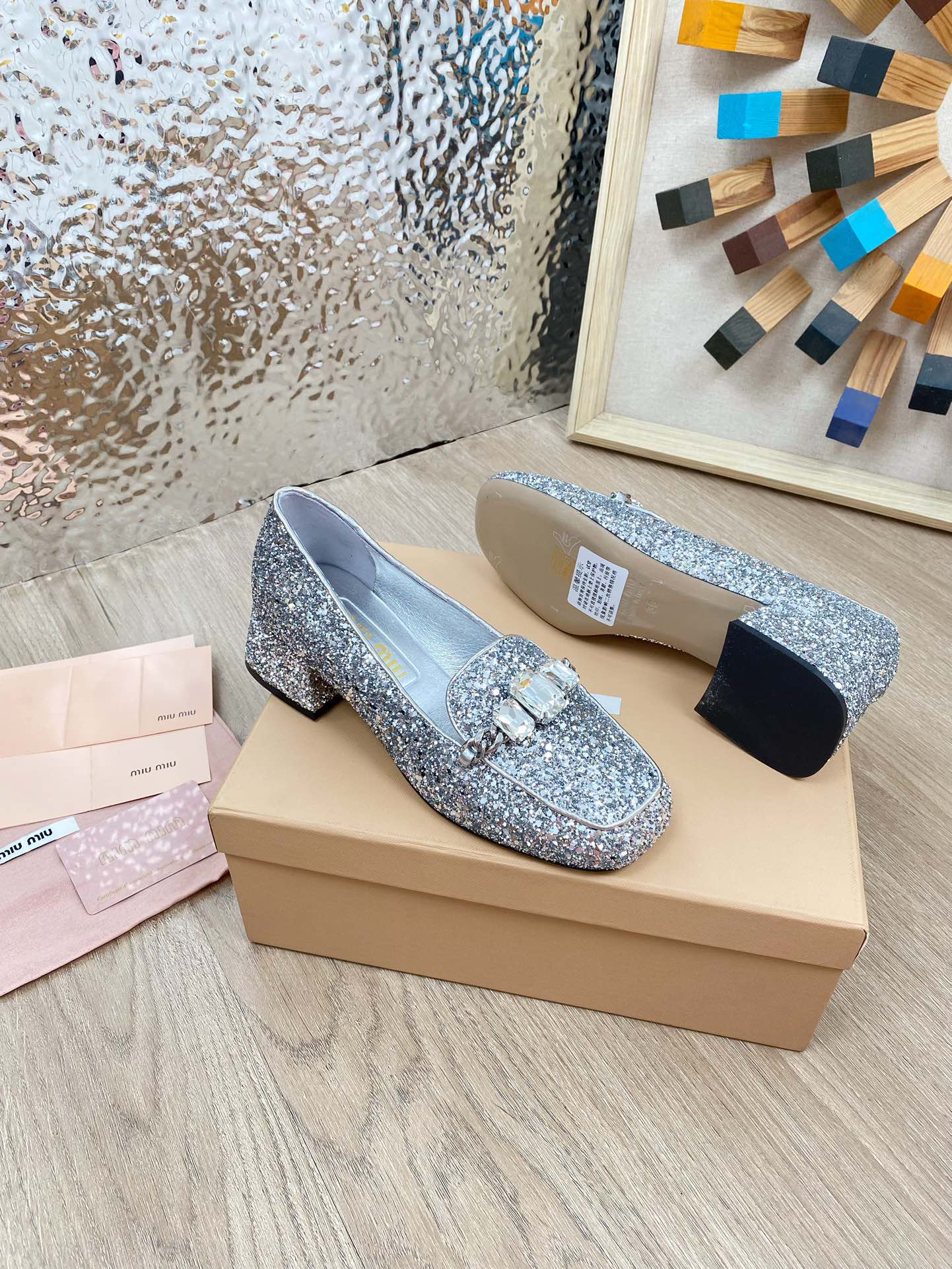 Новинка Miu Miu 2023 года - Лоферы Мэри Джейн с массивным каблуком и стразами - Квадратный носок