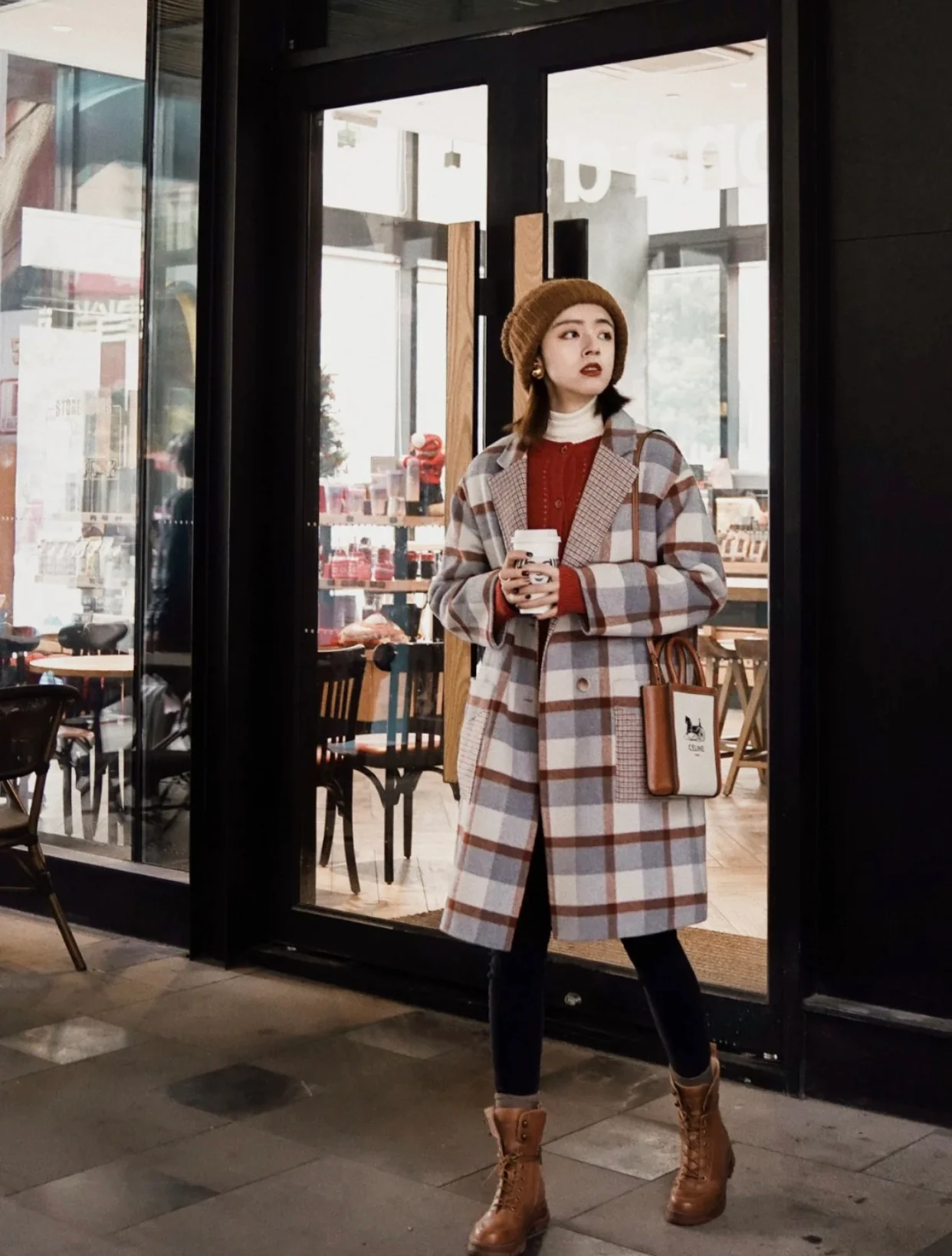 Мини-сумочка Celine Cabas Sulky с принтом из кожи вагю, вертикальная, желто-коричневая ткань.