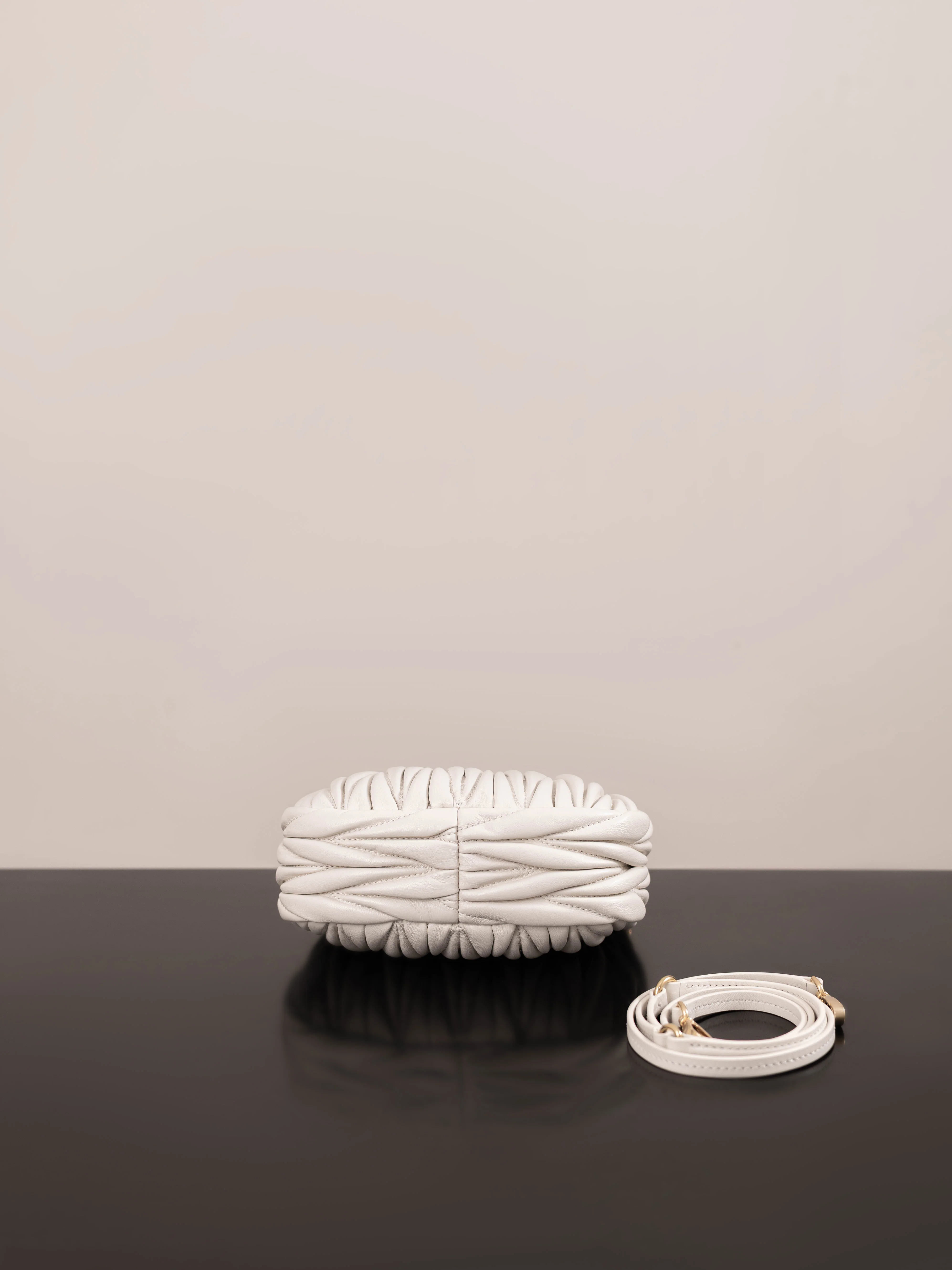 Miu Miu - Миниатюрная сумочка из овечьей кожи - Белая