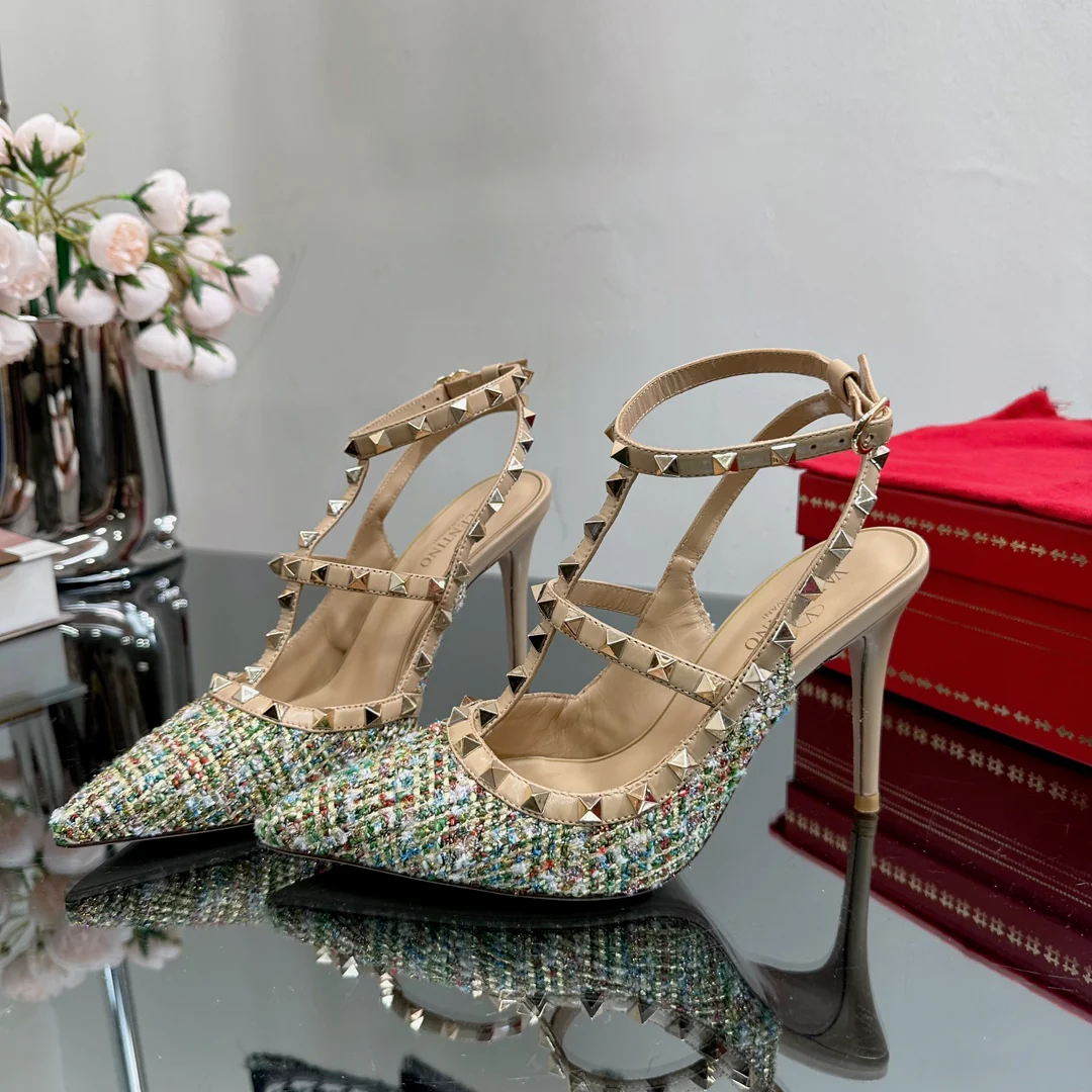 Valentino Весна/Лето 2023 - Туфли-шпильки с острым носком, украшенные стразами