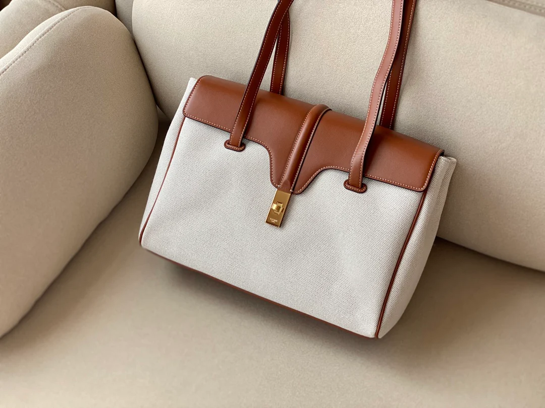 Сумка Celine Soft 16 Medium из канваса и кожи.