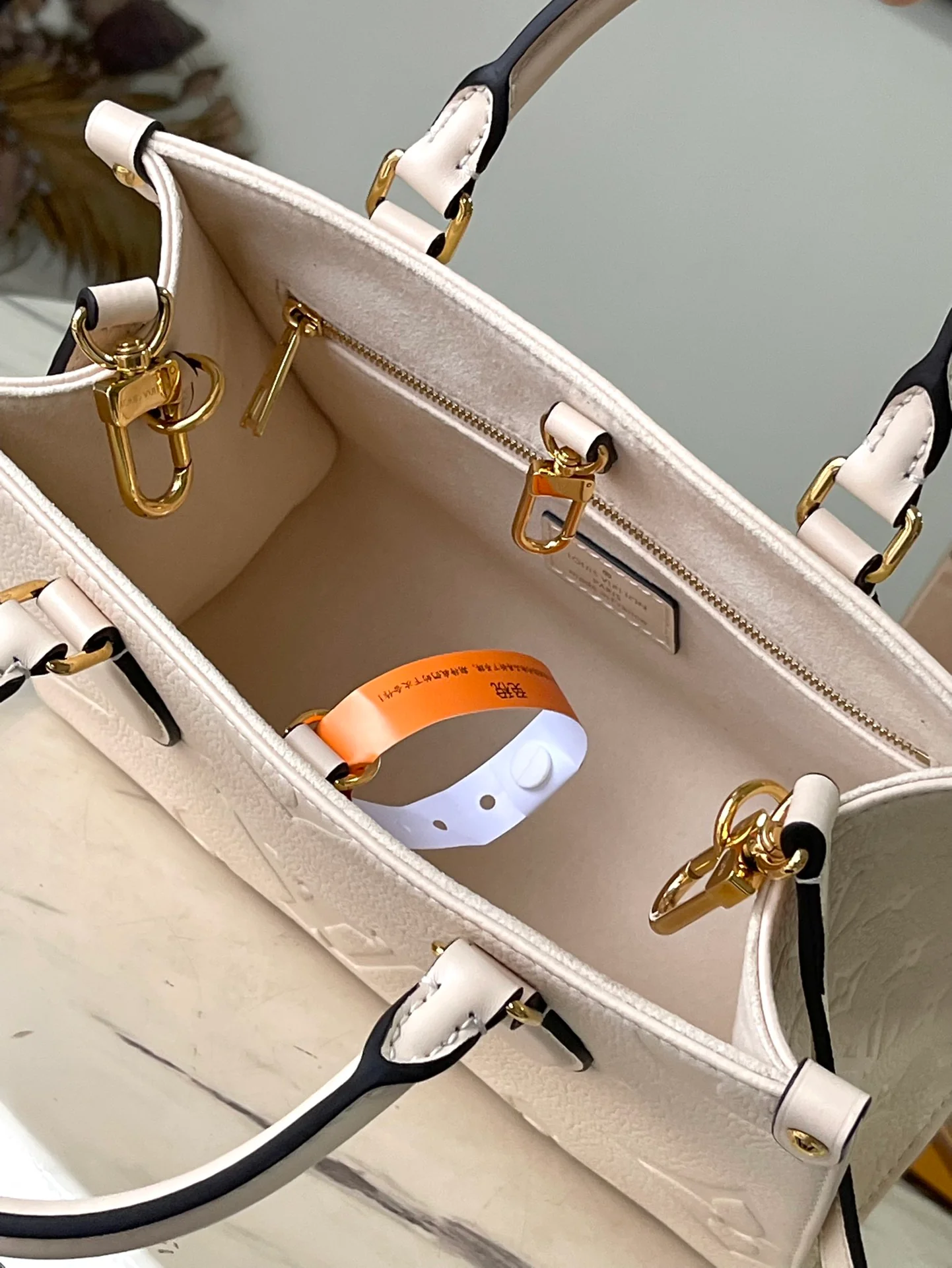 m46569-LV-onthego-pm-off-white