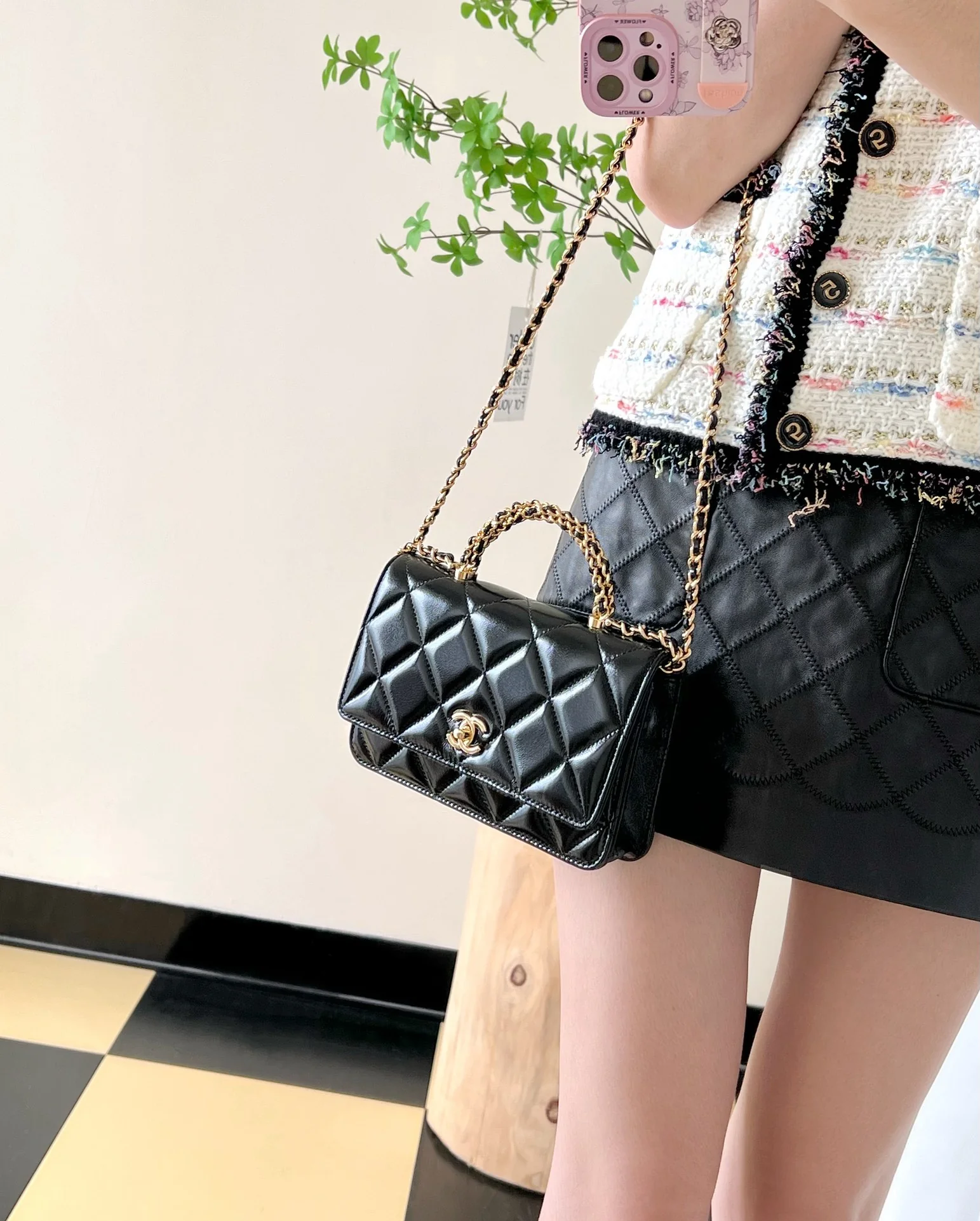 Сумка Chanel на цепочке с петлевой ручкой - WOC - Черная