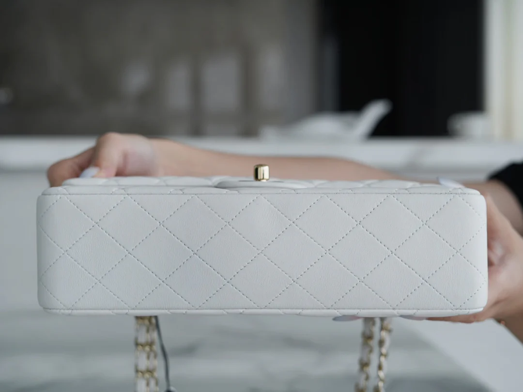 Сумка Chanel CF Medium - 25 см - из белой овечьей кожи с пряжкой из светлого золота - CF25